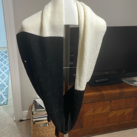 Continuous loop scarf - Picture 1 of 4